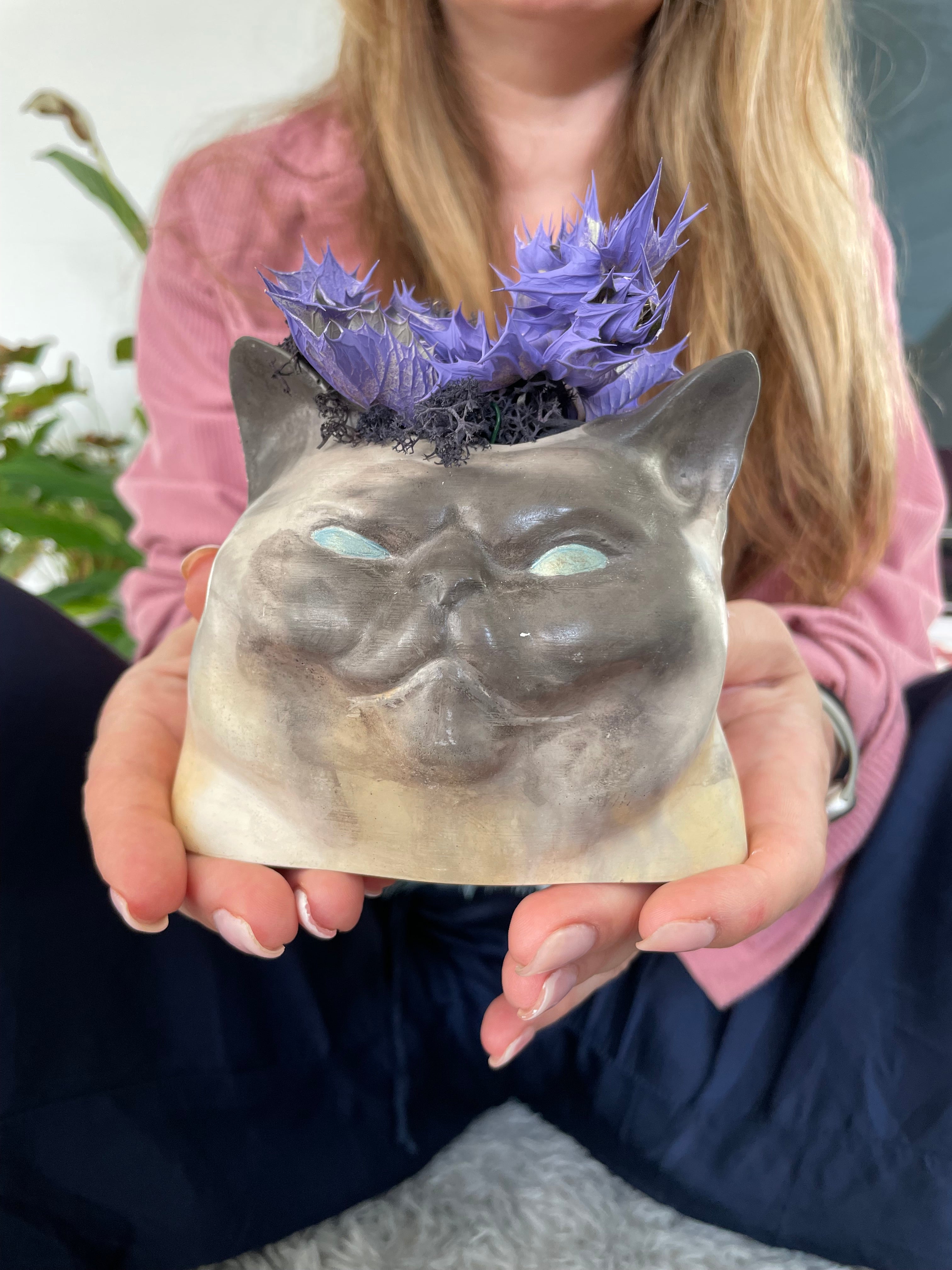 Cat Head Planter – Sculptural Concrete Decor